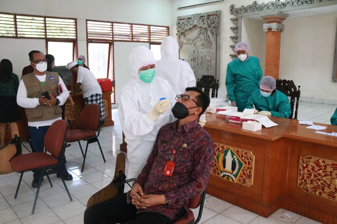 podiumnews.com-Tingkatkan Screening Perkantoran, Pemkab Tabanan Test Antigen Reguler